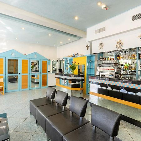 Hotel Caprice B&B - In Centro A Riccione Exterior photo