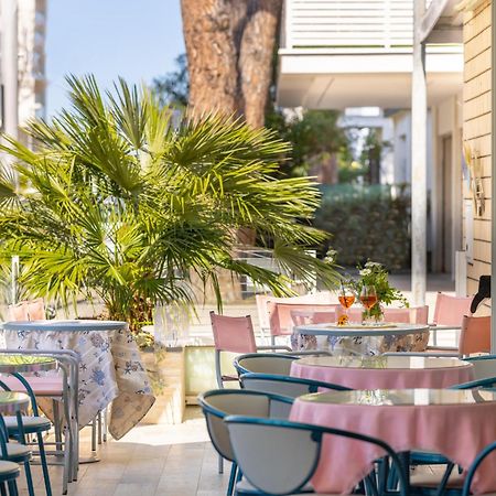 Hotel Caprice B&B - In Centro A Riccione Exterior photo