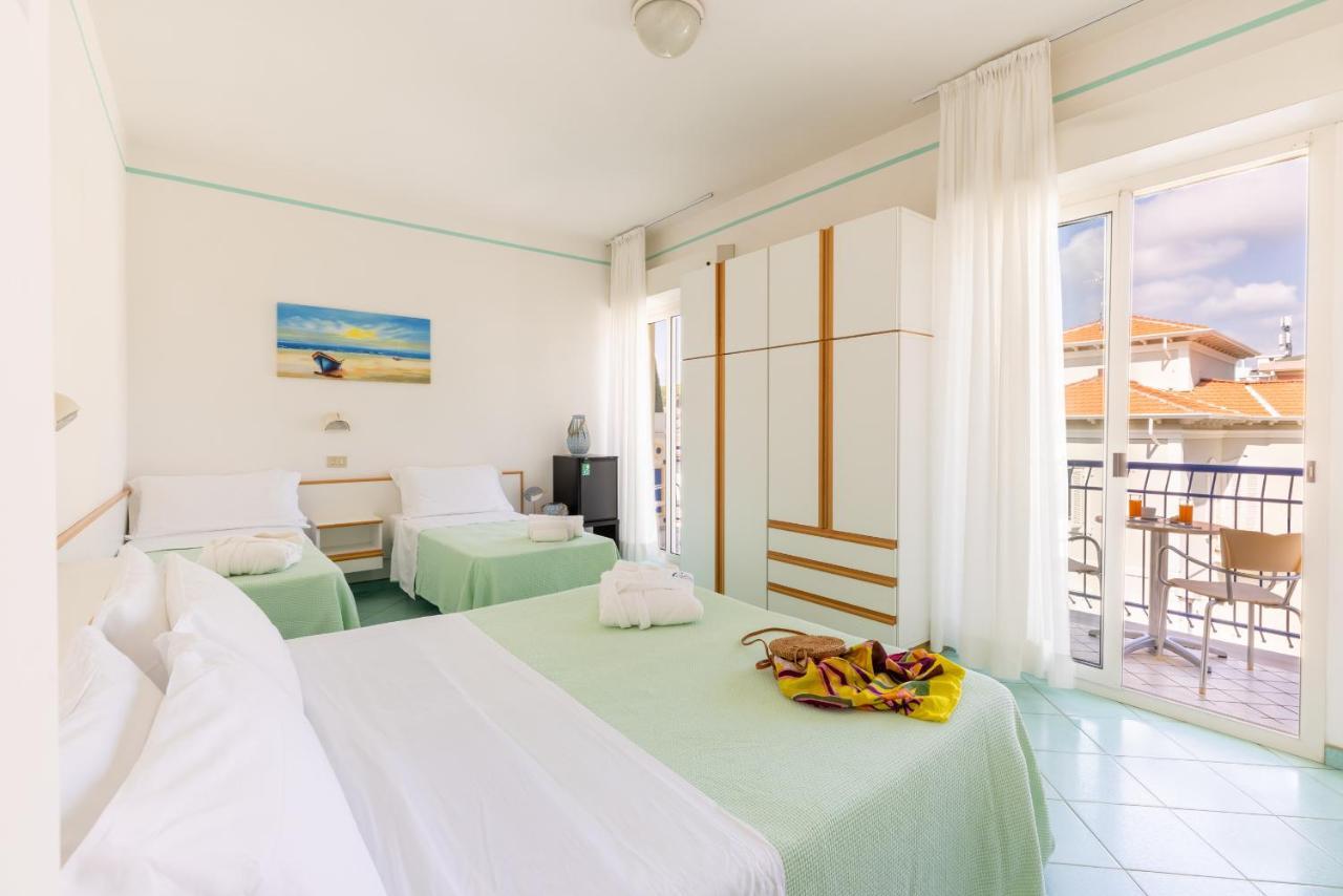 Hotel Caprice B&B - In Centro A Riccione Exterior photo