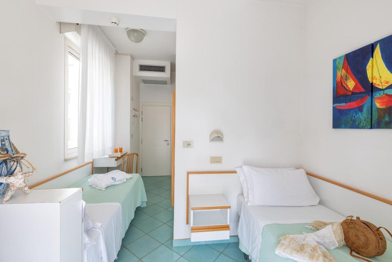 Hotel Caprice B&B - In Centro A Riccione Exterior photo