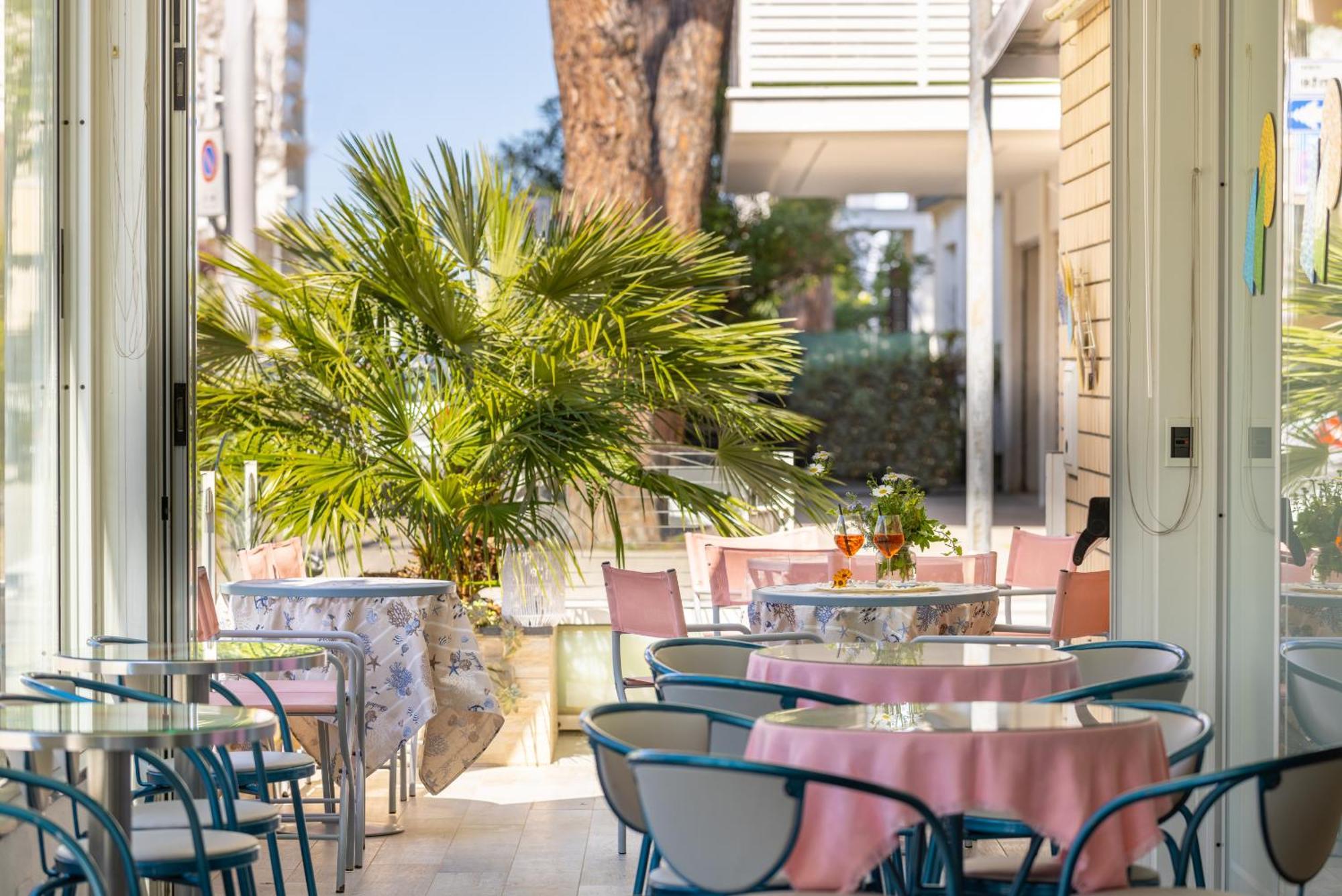 Hotel Caprice B&B - In Centro A Riccione Exterior photo